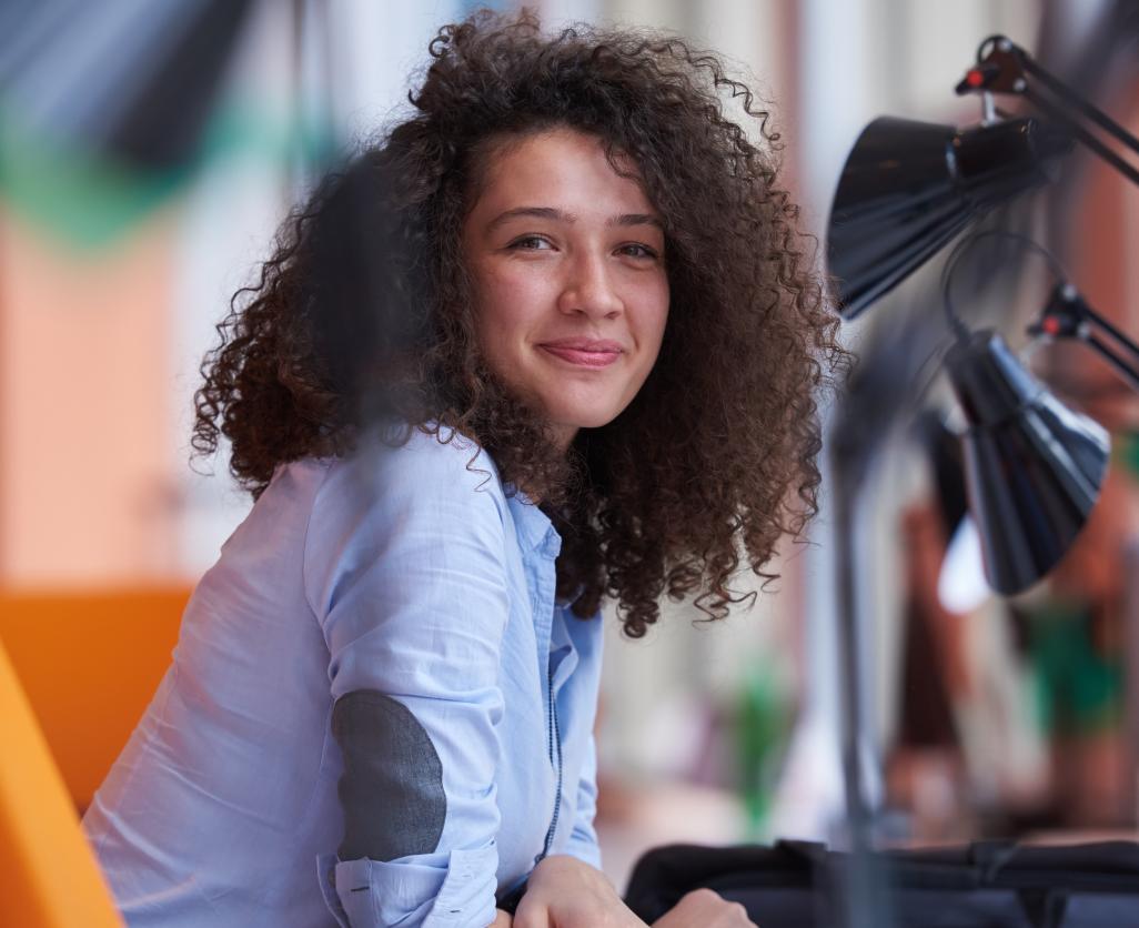 femme à son bureau