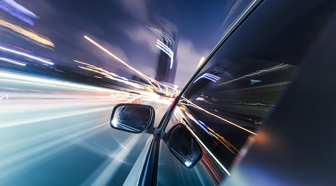 Voiture dans la lumière